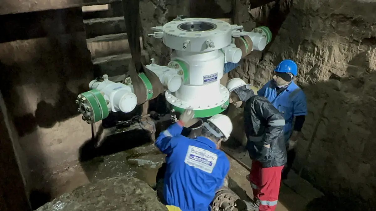 YAS team installing wellhead equipment